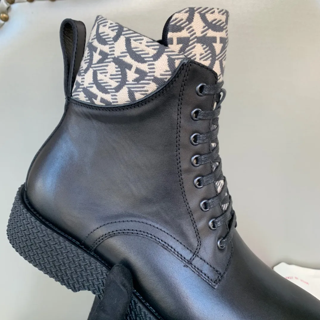 [Ferragamo] Top P: 1000💰 Number of yards: 39~44 (38.45 custom-made, non-returnable) Ferragamo winter series, original 1:1 development, casual men's short boots. Made with heavy investment, shoes and boots are made of imported cowhide + imported Ferragamo special fabric. Black cowhide lining that is not easily deformed. Wear-resistant rubber outsole, black cowhide, black open edge beads, black frosted, brown suede. Factory craftsmanship, perfect products are only prepared for you who know taste! Any comparison is welcome!